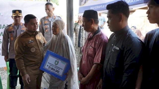 Wali Kota Tasming Hamid Serahkan Bantuan Tunai Bagi Korban Kebakaran Watang Soreang