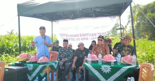 Dukung Swasembada Pangan, Bupati Takalar Beri Bantuan Traktor
