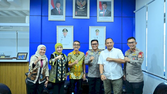 Plt Direktur Utama Perumda Air Minum Kota Makassar Andi Syahrum bersama Plt Direktur Keuangan Perumda Air Minum Kota Makassar, Wirda Fauzah Madjid menerima kunjungan Dansat Brimob Polda Sulsel Kombes Pol. Muhammad Ridwan, S.I.K., M.H. bersama rombongan di ruang kerjanya, Kantor Perumda Air Minum Kota Makassar, Jalan Ratulangi Nomor 3, Makassar, Kamis, (1/10/2026)