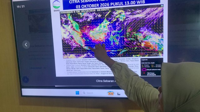 Prakirawan BMKG Wilayah IV Makassar, Asriani Idrus saat memaparkan arah angin yang membawa asap Karhutla Kalimantan ke Sulsel. (Foto: Abatanews)