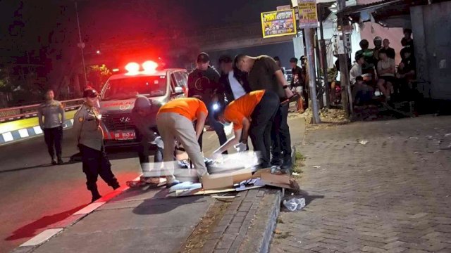 Polisi saat olah TKP atas insiden bentrok antar kelompok di Makassar. (Foto: Istimewa)