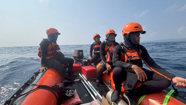 Tim SAR gabungan saat menyisir perairan Bulukumba untuk mencari nelayan hilang di perairan Bira beberapa waktu lalu. (Foto: Basarnas Makassar)