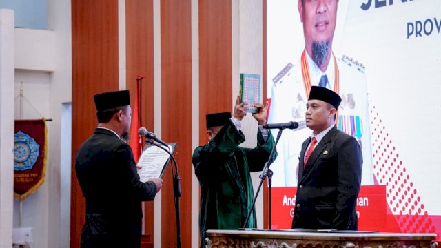 Gubernur Sulawesi Selatan, Andi Sudirman Sulaiman saat melantik dan mengambil sumpah jabatan Andi Winarno Eka Putra, S.STP., M.H., sebagai Penjabat (Pj) Sekretaris Daerah (Sekda) Provinsi Sulawesi Selatan.