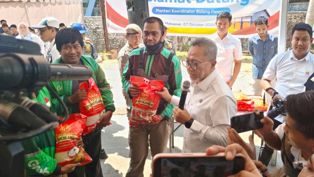 Menko Pangan Zulkifli Hasan dalam kunjungannya di Makassar, Rabu (7/10/2026).