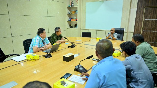 Plt Direktur Umum Perumda Air Minum Kota Makassar, Andi Taufiq Aris, saat menerima kunjungan rombongan PT Eastern Pearl Flour Mills di ruang rapat direksi Kantor Perumda Air Minum Kota Makassar, Jalan Ratulangi, Makassar, Selasa (6/10/2026).