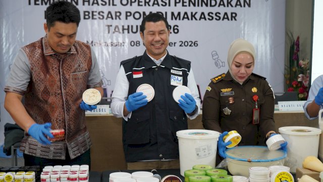 BBPOM Makassar merilis hasil penggerebekan rumah produksi skincare ilegal.