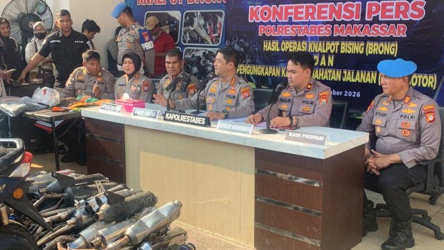 Polrestabes Makassar saat menggelar konferensi pers terkait penindakan kendaraan bermotor. (Foto: Abatanews)