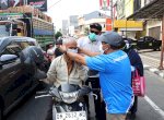 Kabut Asap Selimuti Parepare, Dinas Kesehatan Turun ke Jalan Bagikan Masker