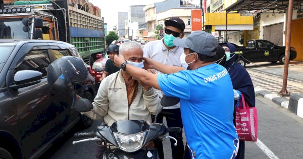 Kabut Asap Selimuti Parepare, Dinas Kesehatan Turun ke Jalan Bagikan Masker