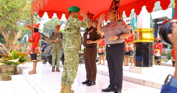 Kapolda Sulsel Irjen Pol Awal Chairuddin Dikukuhkan sebagai Warga Kehormatan Kodam XIV/Hasanuddin