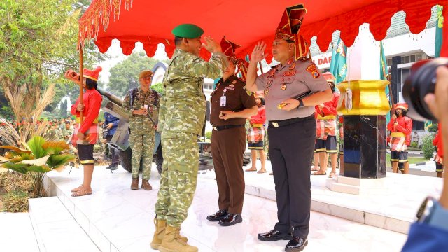 Kapolda Sulsel Irjen Pol Awal Chairuddin Dikukuhkan sebagai Warga Kehormatan Kodam XIV/Hasanuddin