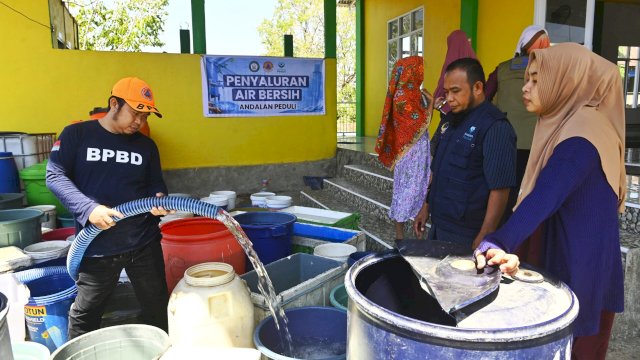 Pemprov Sulsel saat menyalurkan air bersih ke sejumlah titik kekeringan di Makassar. (Foto: Humas Pemprov Sulsel)