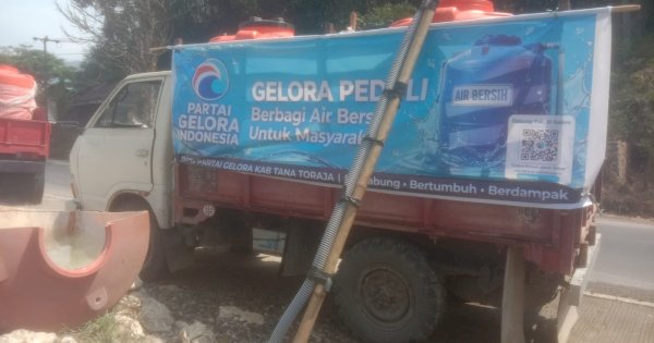 Respons Dampak Kemarau, Partai Gelora Tana Toraja Salurkan Bantuan Air Bersih untuk Warga Mengkendek