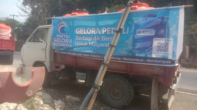 Respons Dampak Kemarau, Partai Gelora Tana Toraja Salurkan Bantuan Air Bersih untuk Warga Mengkendek
