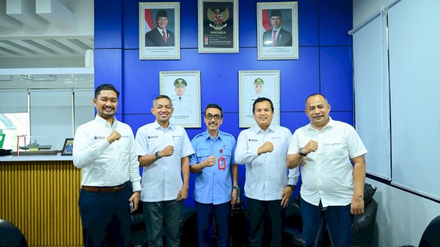 Plt Direktur Utama Perumda Air Minum Kota Makassar, Andi Syahrum menerima kunjungan audiensi dan silaturahmi dari jajaran direksi PT KIMA bertempat di Kantor Perumda Air Minum Kota Makassar, Jalan Dr Ratulangi, Senin, (19/10/2026).