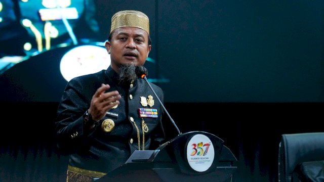 Gubernur Sulawesi Selatan, Andi Sudirman Sulaiman dalam Rapat Paripurna Peringatan Hari Jadi ke-357 Sulawesi Selatan di Kantor Dewan Perwakilan Rakyat Daerah (DPRD) Provinsi Sulawesi Selatan, Jalan AP Pettarani, Makassar, Senin (19/10/2026).