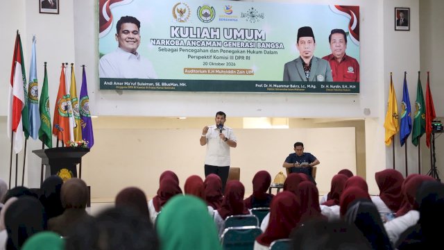 Andi Amar Ma&rsquo;ruf Sulaiman saat memberikan kuliah umum bertema &ldquo;Narkoba Ancaman Generasi Bangsa: sebagai Pencegahan dan Penegakan Hukum dalam Perspektif Komisi III DPR RI di UIM.