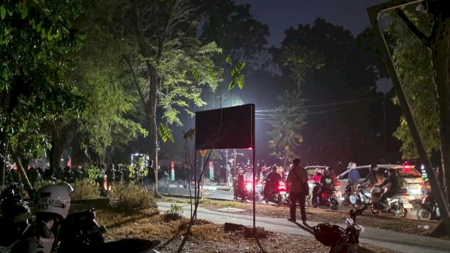 Bentrokan pecah antara massa demo dan pihak keamanan kampus Unhas di Pintu I, Kamis malam (22/10/2026). (Foto: Istimewa)