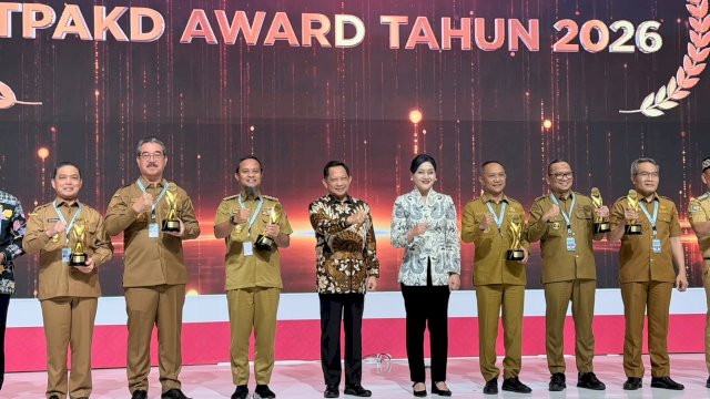 Gubernur Sulsel Andi Sudirman Sulaiman saat menerima TPAKD Award yang digelar OJK bersama Kementerian Koordinator Bidang Perekonomian dan Kementerian Dalam Negeri di JIExpo Kemayoran, Jakarta, Kamis (22/10/2026).