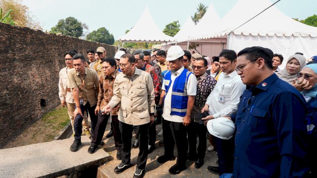 Gubernur Sulawesi Selatan, Andi Sudirman Sulaiman, mendampingi Menteri Kebudayaan Republik Indonesia, Fadli Zon, dalam peletakan batu pertama revitalisasi Benteng Somba Opu, Kabupaten Gowa, Selasa (27/10/2026).