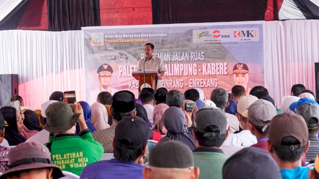 Gubernur Sulawesi Selatan, Andi Sudirman Sulaiman saat meresmikan ruas jalan Paleteang&ndash;Malimpung&ndash;Kabere yang menghubungkan Kabupaten Pinrang hingga perbatasan Kabupaten Enrekang, Jumat (30/10/2026).