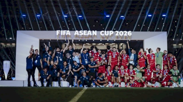 Potret skuad Timnas Indonesia saat menerima trofi FIFA ASEAN Cup 2026. 