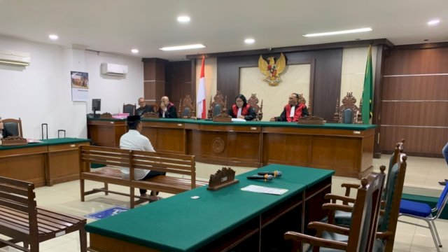 Pembacaan vonis 15 tahun penjara terhadap Pirman, eks anggota Polri berpangkat Bripda di Ruang Sidang Bagir Manan, PN Makassar, pada Rabu (14/10/2026). (Foto: Kejati Sulsel)
