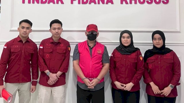 Kejari Gowa saat mengeksekusi terpidana kasus penyelewengan dana JKN di Kabupaten Gowa, SalahuddiN Bin Hasan Basri, ke Lembaga Pemasyarakatan (Lapas) Kelas I Makassar. (Foto: Kejari Gowa)
