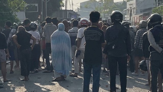 Penampakan sejumlah warga saat terjadi tawuran di Jl Abubakar Lambogo, Makassar, pada Jumat pagi (16/10/2026). (Foto: Istimewa)