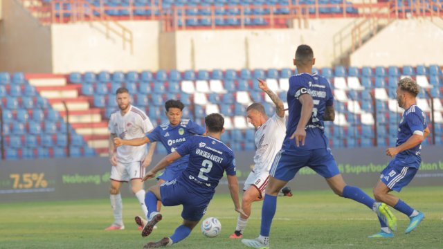 Stefan Jevtoski saat melepaskan sepakan hingga mengoyak gawang PSIM Jogja pada pekan kelima Super League. (Foto: Istimewa)