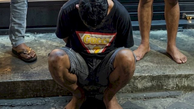 Pelaku saat diamankan Tim Opsnal Polsek Tamalate bersama Resmob Polda Sulawesi Selatan. (Foto: Istimewa)