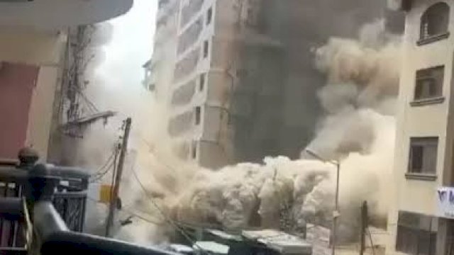 Tangkapan layar video detik-detik bangunan ambruk di kawasan komersial padat Eastleigh, Nairobi, Kenya, pada Jumat (23/10/2026). (Foto: Istimewa)