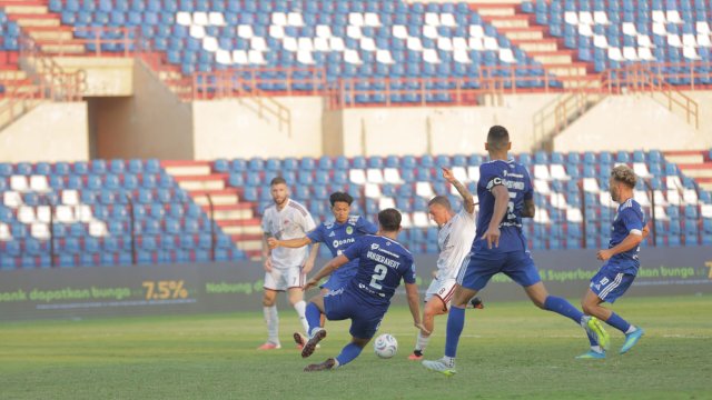 Pemain PSM Makassar, Stefan Jevtoski saat melepaskan sepakan yang beruah gol ke gawang PSIM Jpgja beberapa waktu lalu. (Foto: Istimewa)