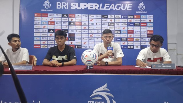 Pelatih PSM Makassar Darije Kalesic didampingi Rizky Eka Pratama saat pre match conference jelang hadapi Madura United FC. (Foto: Istimewa) 