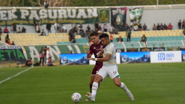 Duel pemain PSM Makassar dan Persebaya pada pepkan keenam Super League 2026-2027 di Stadion BJ Habibie, Parepare, Kamis (22/10/2026). (Foto: Istimewa)