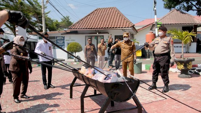 Wawali Parepare Hermanto Hadiri Pemusnahan Barang Bukti di Kejari Parepare, Tegaskan Kepastian Hukum