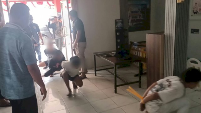 Potret para pelaku saat digiring ke kantor polisi untuk pemeriksaan lebih lanjut.