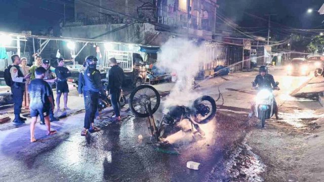 Dua Pemuda Terluka dan Satu Motor Hangus Dibakar dalam Bentrokan di Manggala Makassar