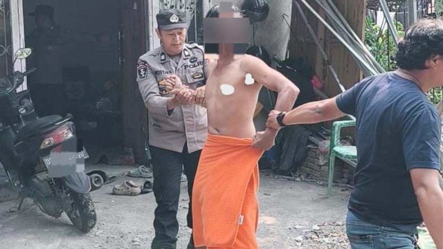Personil Polsek Manggala saat mengamankan seorang pemuda yang mengancam kedua orang tuanya dengan Sejam. (Foto: Polsek Manggala)