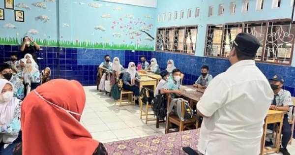 Chaidir Syam Imbau Siswa SMPN 1 Maros Gunakan Masker di Tengah Kabut Asap