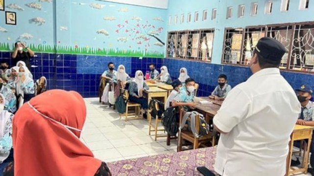 Chaidir Syam Imbau Siswa SMPN 1 Maros Gunakan Masker di Tengah Kabut Asap