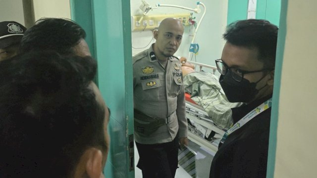 Korban SP (49) saat dirawat di RS Wahidin Sudirohusoda, Makassar. (Foto: Polsek Biringkanaya)