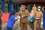 Bupati Maros Bagikan Masker kepada ASN, Terima Bantuan 170 Ribu Liter Air Bersih