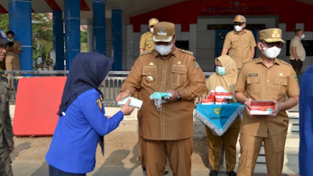 Bupati Maros Bagikan Masker kepada ASN, Terima Bantuan 170 Ribu Liter Air Bersih