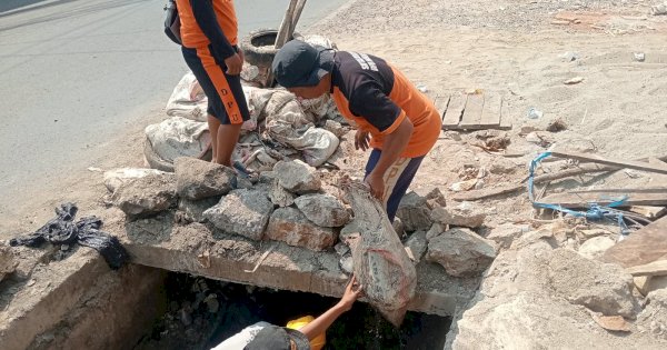 Respons Keluhan Warga, Pemkot Makassar Keruk 3 Titik Drainase Rawan Banjir di Paccerakkang