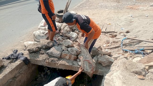 Respons Keluhan Warga, Pemkot Makassar Keruk 3 Titik Drainase Rawan Banjir di Paccerakkang